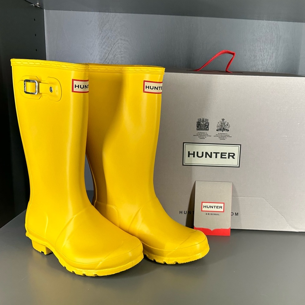 HUNTER yellow rain boots kids  Boys 2 Girls 3 worn once w/ box